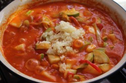 как делать лечо на зиму из помидоров и перца и моркови и лука и кабачками. Смотреть фото как делать лечо на зиму из помидоров и перца и моркови и лука и кабачками. Смотреть картинку как делать лечо на зиму из помидоров и перца и моркови и лука и кабачками. Картинка про как делать лечо на зиму из помидоров и перца и моркови и лука и кабачками. Фото как делать лечо на зиму из помидоров и перца и моркови и лука и кабачками