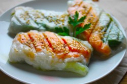 спринг ролл с рыбой. spring rolly s krasnoi ryboi i avokado 1612724799 11 min. спринг ролл с рыбой фото. спринг ролл с рыбой-spring rolly s krasnoi ryboi i avokado 1612724799 11 min. картинка спринг ролл с рыбой. картинка spring rolly s krasnoi ryboi i avokado 1612724799 11 min. Полезный, легкий, бесподобно вкусный перекус! Спринг роллы с красной рыбой, рисом и авокадо готовятся быстро, минут за 10. Начинку для них можно изменять по своему вкусу, сочетая разные продукты: овощи, крупы, мясо, рыбу, морепродукты.