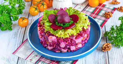 Салат с курицей свеклой и грецким орехом