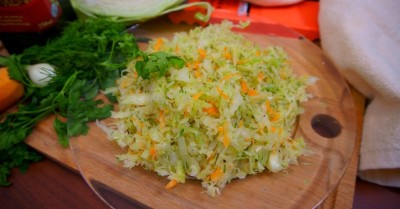 Салат из свежей капусты и моркови с сахаром