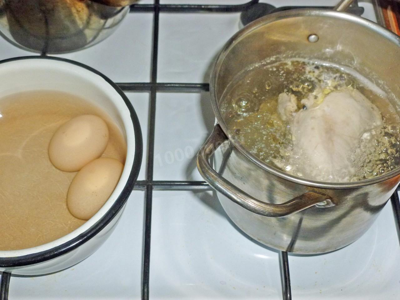 Лук залитый водой. Лук ошпаренный кипятком в салат. Лук заливаем кипятком. Яйцо кипяток лук. Для чего варят яйца в подсоленной воде.