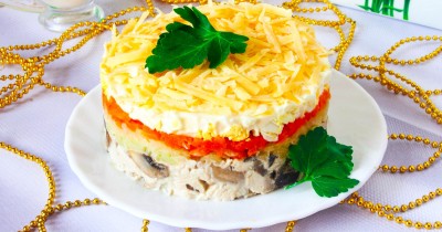 Картофельный салат с жареными грибами и курицей
