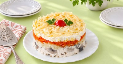Салат курица и грибы шампиньоны жареные