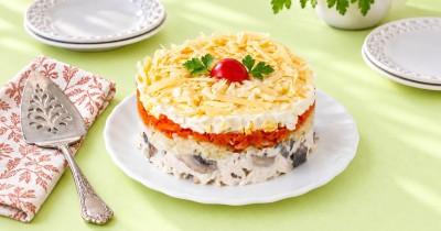 Салат курица и грибы шампиньоны жареные
