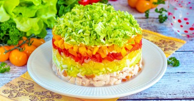 Слоеный салат с копченой курицей