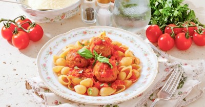 Фрикадельки в томатном соусе на сковороде