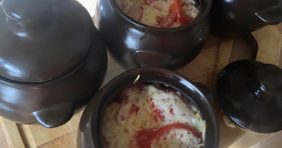 Жаркое в горшочке из куриного филе с овощами и твердым сыром