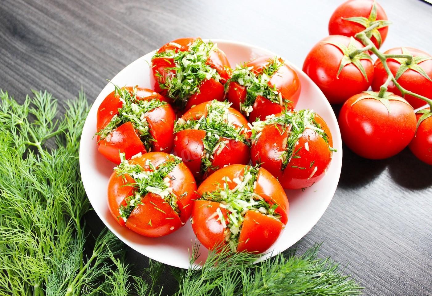 Свежие помидоры чесноком