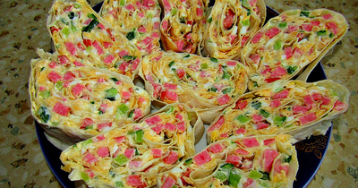 Рулет из лаваша с копченой колбасой и сыром