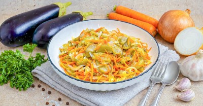 Баклажаны с морковью на сковороде