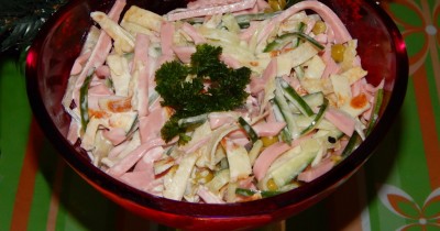 Салат с блинами, зеленым горошком и вареной колбасой
