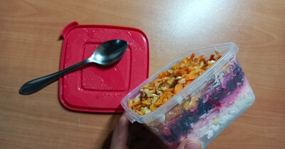 слоёные салат с курицей, изюмом и грецким орехом