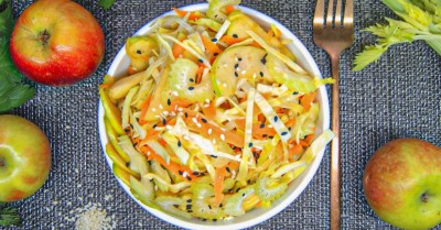 Салат из капусты с яблоками, морковью и кунжутом