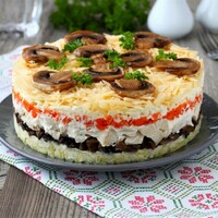 Салат с курицей грибами и картошкой