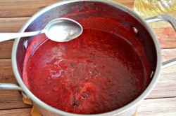 Крыжовник рецепты к мясу. sous iz kryjovnika k myasu na zimu domashnii 1594706418 13 min. Крыжовник рецепты к мясу фото. Крыжовник рецепты к мясу-sous iz kryjovnika k myasu na zimu domashnii 1594706418 13 min. картинка Крыжовник рецепты к мясу. картинка sous iz kryjovnika k myasu na zimu domashnii 1594706418 13 min. Кисло-сладкий соус считается превосходным дополнением к мясу, особенно к свинине и курице. Его можно подавать к мясным кушаньям, приготовленным любым способом, в частности – к шашлыкам. Основой таких приправ могут стать любые плоды, но предпочтение отдается именно кислым, к числу которых относится крыжовник.
