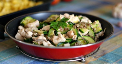 Куриные грудки с кабачками и семечками на сковороде