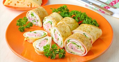 Яичные блинчики с сыром и ветчиной