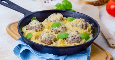 Гнезда из макарон с фаршем и сыром на сковороде