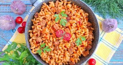 Свинина с макаронами на сковороде