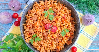 Свинина с макаронами на сковороде