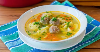 Суп с куриными фрикадельками и клецками