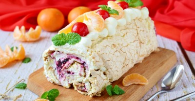 Меренговый рулет с творожным сыром и сливками