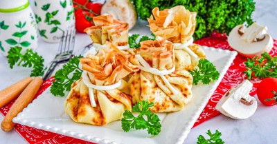 Блинные мешочки с курицей и грибами