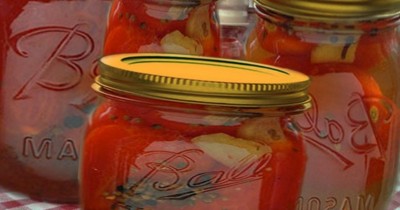 Помидоры дольками с луком в маринаде с пряностями на зиму