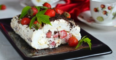 Меренговый рулет с клубникой