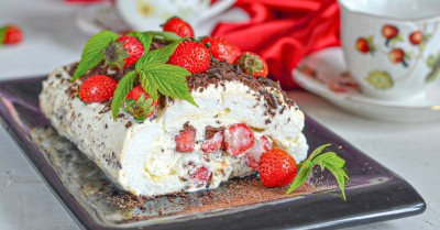 Меренговый рулет с клубникой