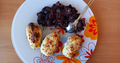 красная фасоль и куриные котлеты с яйцом и сыром