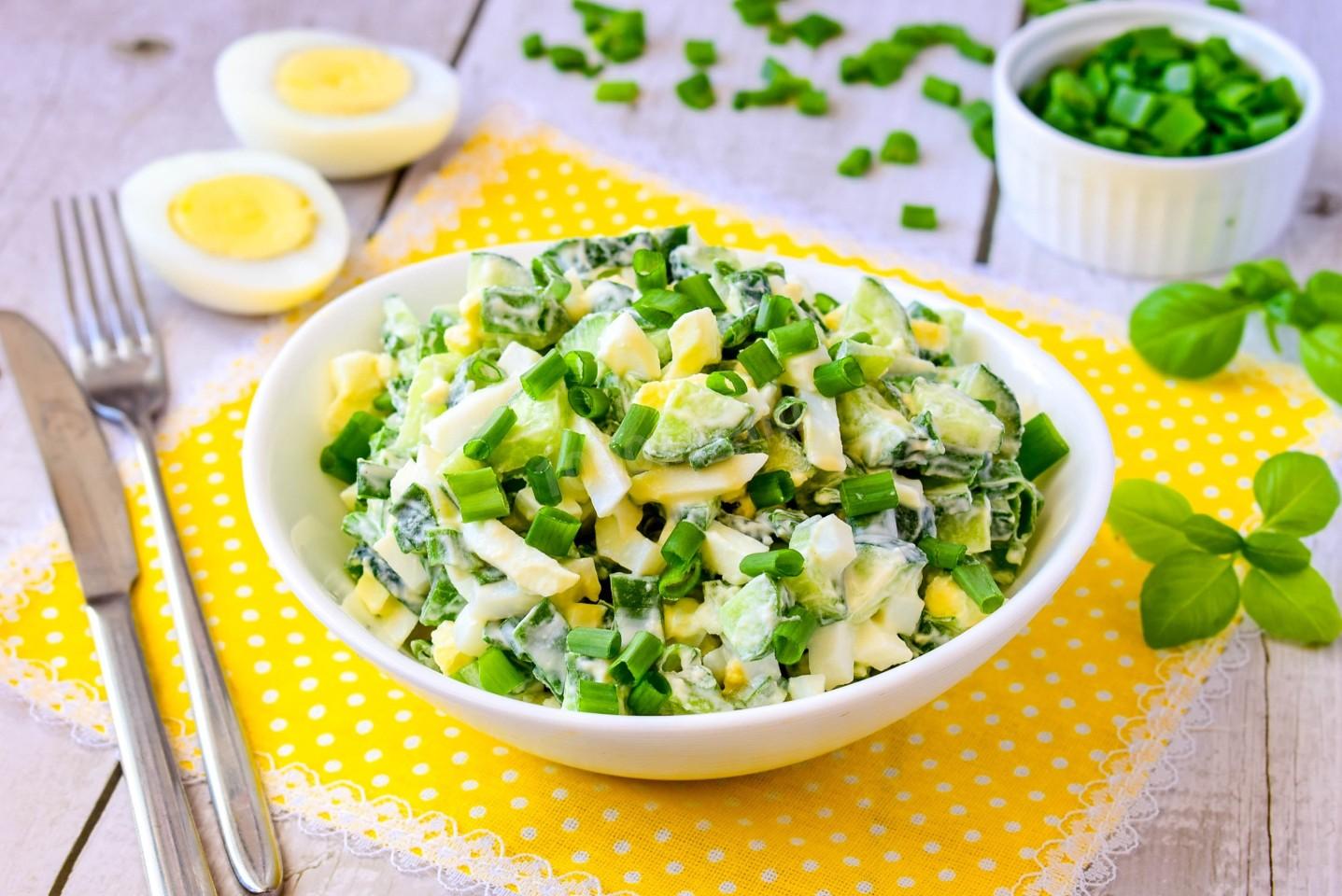 Рецепты простых салатов с зеленым луком. Салат с яйцом и зеленым луком. Салат с луком и яйцом. Салат огурцы с зеленым луком. Яичный низкокалорийный салат.