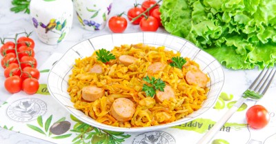 Тушеная капуста с сосисками и томатной пастой