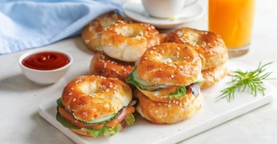 Бейгл с творожным сыром и семгой