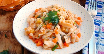 Домашняя пшеничная лапша с куриным филе и овощами