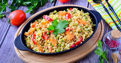 Булгур с овощами на сковороде