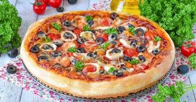 Домашняя пицца с морепродуктами в духовке на ужин