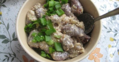 Тушеные сердечки с сыром и сметаной