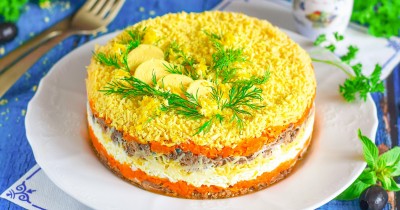 Салат Мимоза с морковью сыром консервированной горбушей