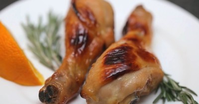 Курица на сковороде с луком и чесноком жареная