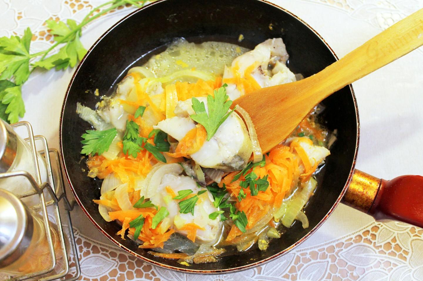 Филе минтая рецепты на сковороде с луком. Рыба минтай тушеная. Тушёный минтай с луком и морковью. Филе минтая с луком и морковью. Минтай с морковью.