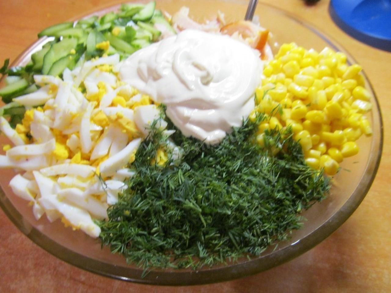 Салат с копченой грудкой огурцом и кукурузой