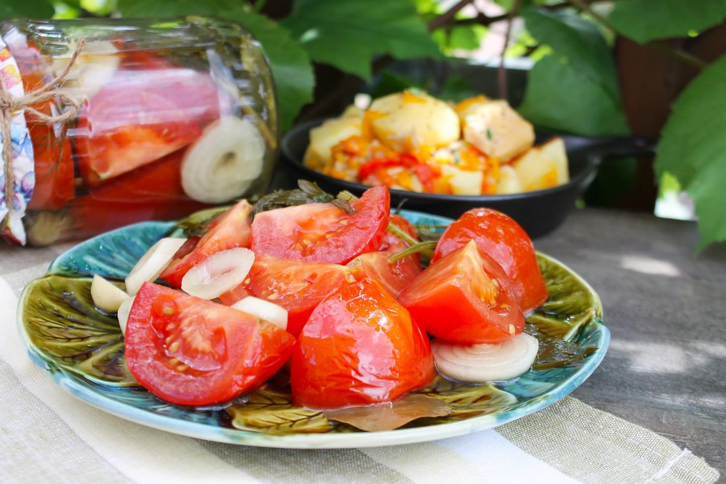 Быстрые маринованные помидоры дольками с чесноком и зеленью на стол