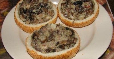 Жульен в булочках с куриным филе и шампиньонами