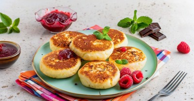 Пышные сырники из творога с мукой на сковороде