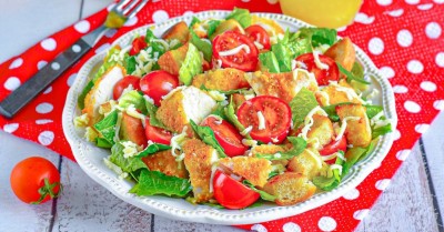 Салат с куриной грудкой и сухариками