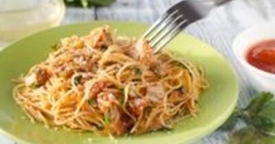 Спагетти с тунцом и помидорами