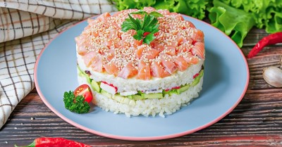 Торт суши слоями с красной рыбой