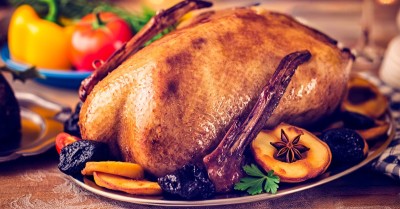 Гусь с черносливом и яблоками целиком