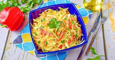 Салат витаминный из капусты и моркови и яблока без уксуса